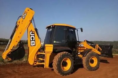 Retroescavadeira JCB em obra